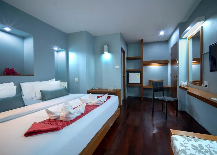 Cha-cha Phraathit Hotel 3*