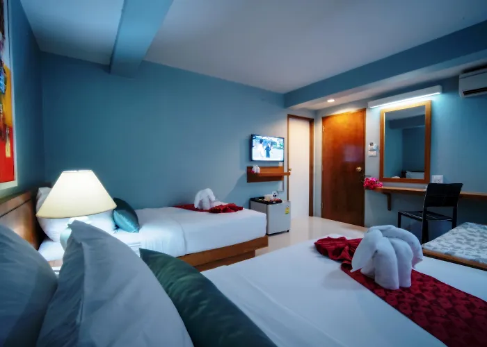 Cha-cha Phraathit Hotel