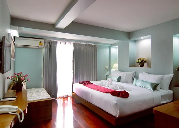 Cha-cha Phraathit Hotel