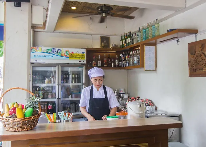 Cha-cha Phraathit Hotel