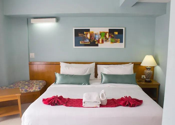 Cha-cha Phraathit Hotel