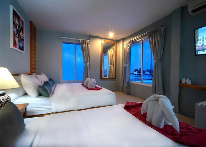 Cha-cha Phraathit Hotel 3*