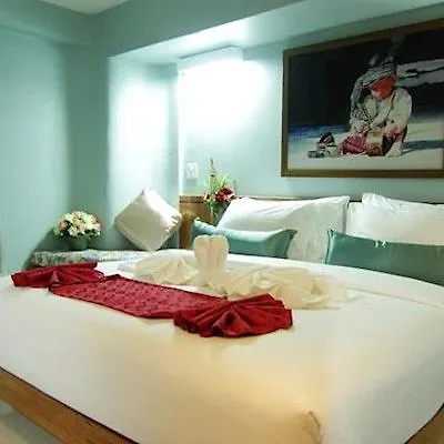 Cha-cha Phraathit Hotel