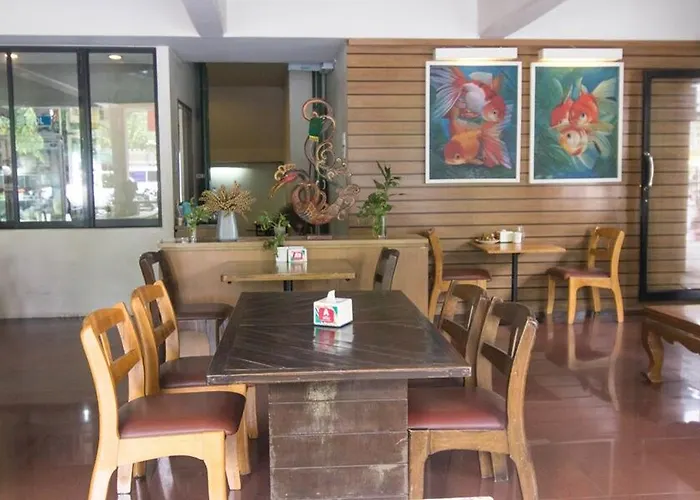 Cha-cha Phraathit Hotel