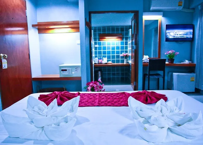 Cha-cha Phraathit Hotel 3*
